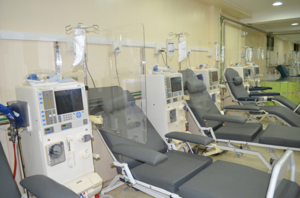Hospital Padre Billini inicia jornada colocación  mamparas de bioseguridad en unidad de Hemodiálisis
