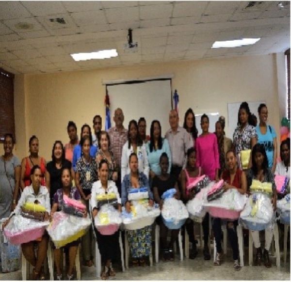 Hospital Docente Padre Billini y Fundación en Defensa de los Dominicanos de Norte América y el Exterior entregan canastillas a embarazadas
