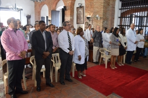 La doctora Ruth Esther Araujo, directora general, junto al doctor Ram&oacute;n Hern&aacute;ndez subdirector m&eacute;dico,  la licenciada Ivonne Ovalles, subdirectora administrativa, y la licenciada Ariela Marte subdirectora de recursos humanos,  durante la entrega de la  ofrenda floral en el busto del padre Billini.