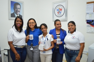 Direcci&oacute;n Hospital Docente Padre Billini entrega presente por el d&iacute;a de las secretarias